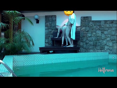 ❤️ Baas nooi bediende swembad toe, maar kon nie 'n warm weerstaan nie Anale video by ons ️❤
